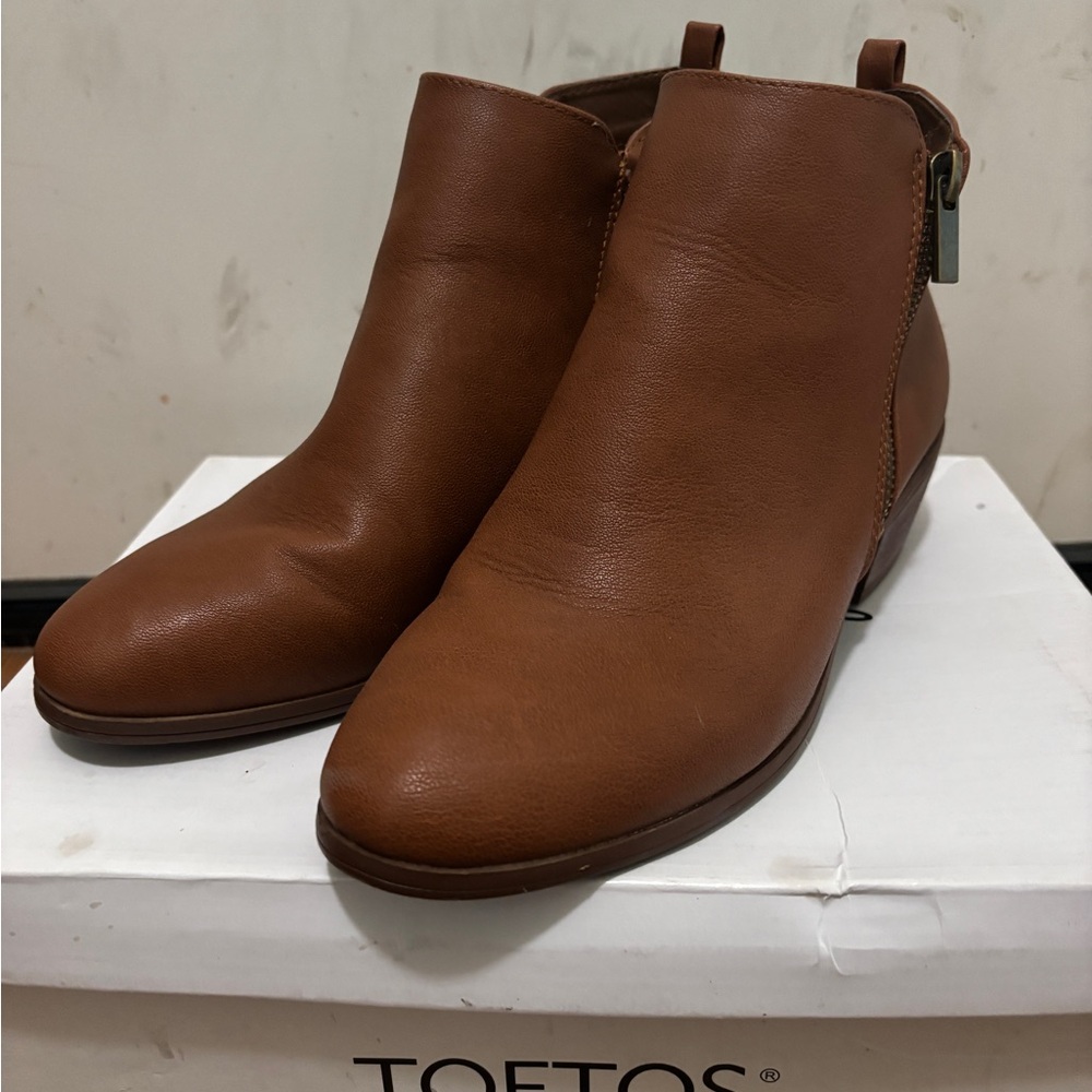 Toetos Women's Tan Ankle Booties size 8